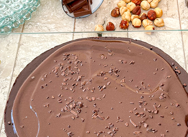 Torta Fudge de Chocolate 70% Cacau com Calda de Chocolate e Avelã